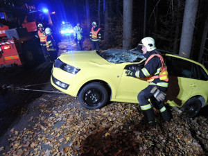 Těžká technika musela večer vyprošťovat auto z lesa. Řidič skončil v nemocnici