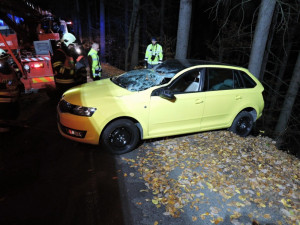 Těžká technika musela večer vyprošťovat auto z lesa. Řidič skončil v nemocnici