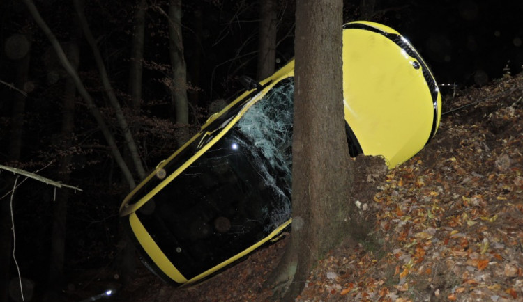 Těžká technika musela večer vyprošťovat auto z lesa. Řidič skončil v nemocnici