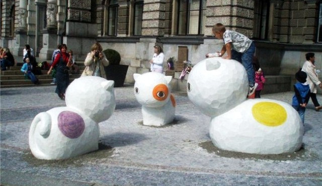 Sousoší Kočky se po roce vrátilo do centra Liberce