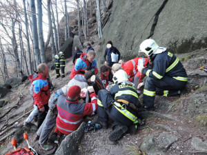 Horolezkyně se těžce zranila při pádu ze skály v Jizerkách