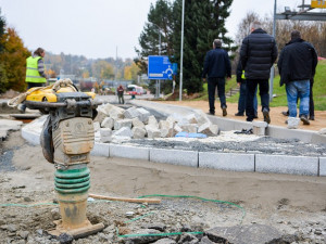 V Dobiášově ulici se začíná rýsovat nový kruhový objezd