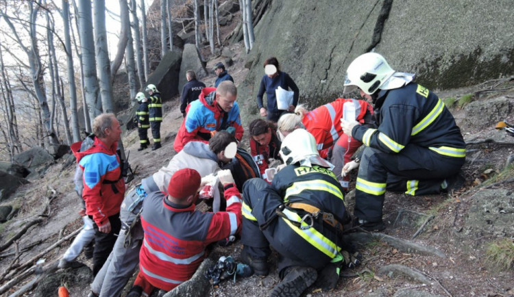 Horolezkyně se těžce zranila při pádu ze skály v Jizerkách