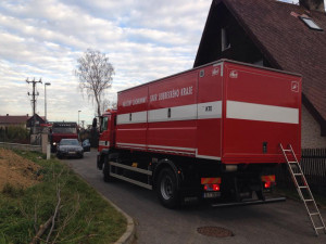 Jeřáb skončil v rodinném domě