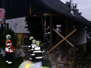 Jeřáb skončil v rodinném domě