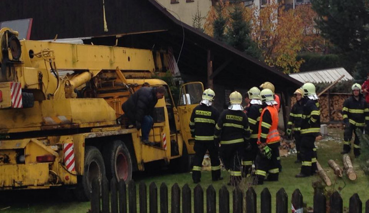 Jeřáb skončil v rodinném domě