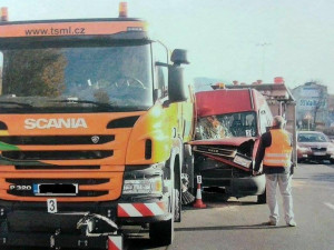 Na průtahu Libercem naboural kamion do auta technických služeb