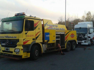 Nehoda na průtahu Libercem zkomplikovala technickým službám podzimní úklid