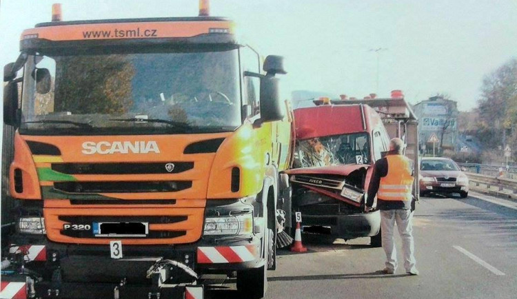 Nehoda na průtahu Libercem zkomplikovala technickým službám podzimní úklid