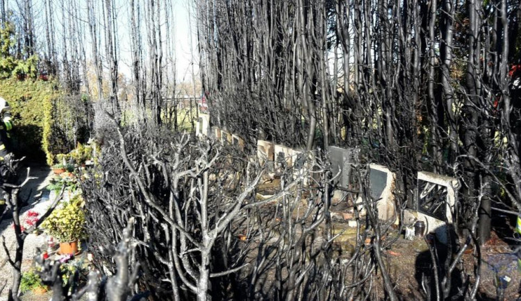 Na hřbitově v Chrastavě poškodily náhrobky hořící tůje