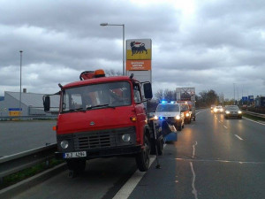 FOTO: Porouchaná Avie blokovala celé úterní odpoledne silnici na Děčín
