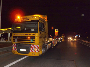 Porouchaná Avie blokovala celé úterní odpoledne silnici na Děčín