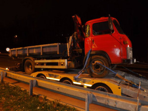 Porouchaná Avie blokovala celé úterní odpoledne silnici na Děčín