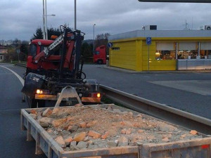 Porouchaná Avie blokovala celé úterní odpoledne silnici na Děčín