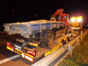 Porouchaná Avie blokovala celé úterní odpoledne silnici na Děčín