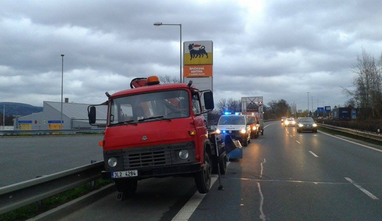 Porouchaná Avie blokovala celé úterní odpoledne silnici na Děčín