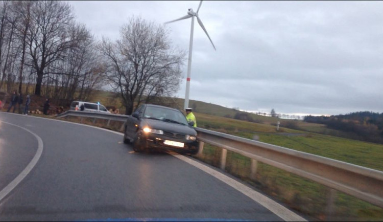 Partička mladých Poláků dnes havarovala na Albrechtickém kopci