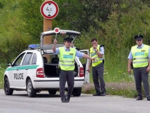 Policie po útocích zvýšila dozor, ČR prý teď nebezpečí nehrozí