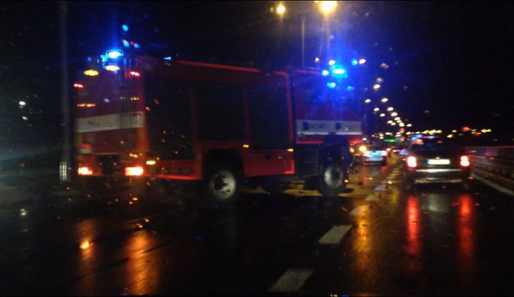 Průtah Libercem zablokovala v neděli večer nehoda čtyř aut