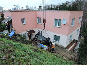 Čuníka v chlívku jen těsně minulo auto. Řidič i s osádkou z místa utekl