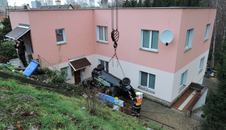 Čuníka v chlívku jen těsně minulo auto. Řidič i s osádkou z místa utekl