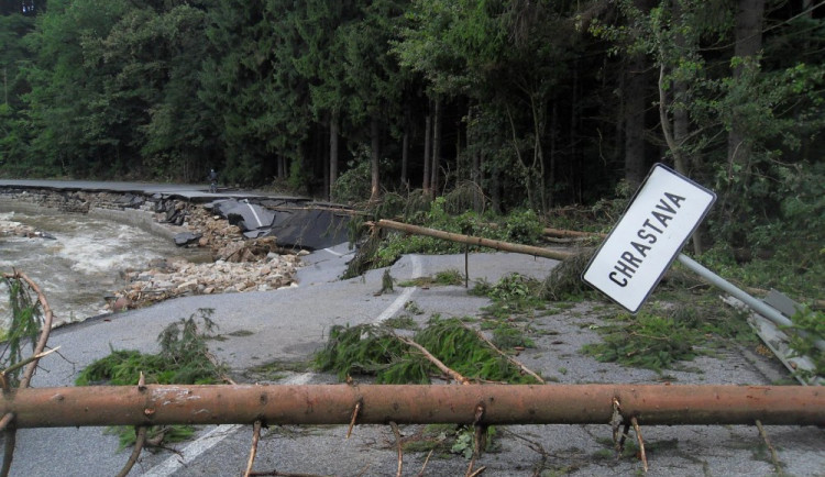 Takhle vypadala silnice po povodni.
