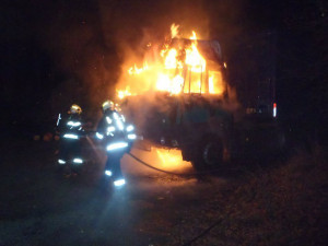 Na Albrechtickém kopci hořela Tatra. Řidič před plameny utekl