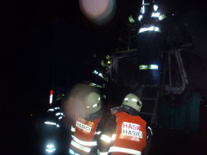 Na Albrechtickém kopci hořela Tatra. Řidič před plameny utekl