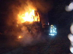 Na Albrechtickém kopci hořela Tatra. Řidič před plameny utekl