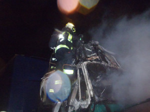 Na Albrechtickém kopci hořela Tatra. Řidič před plameny utekl