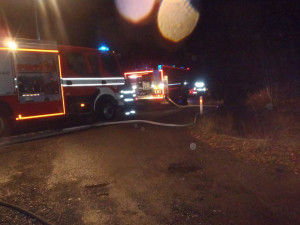 Na Albrechtickém kopci hořela Tatra. Řidič před plameny utekl