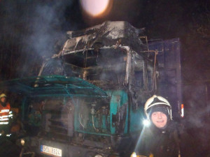 Na Albrechtickém kopci hořela Tatra. Řidič před plameny utekl