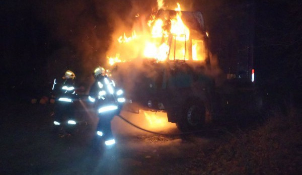 Na Albrechtickém kopci hořela Tatra. Řidič před plameny utekl