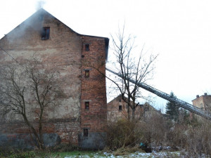 Starou zástavbu, která má ustoupit novému bytovému domu, ještě nedávno obývali bezdomovci.