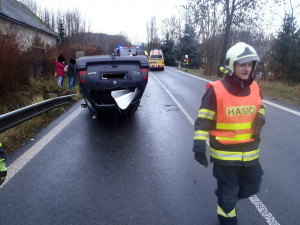 Silnici na Frýdlant v pátek zablokovala nehoda u přehrady Mlýnice