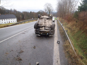 Silnici na Frýdlant v pátek zablokovala nehoda u přehrady Mlýnice