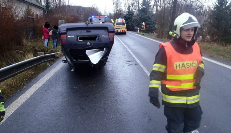 Silnici na Frýdlant v pátek zablokovala nehoda u přehrady Mlýnice