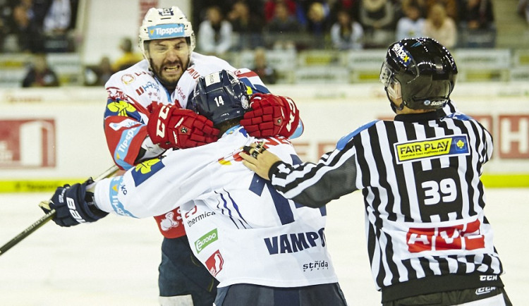 Tygři zdolali Pardubice a extraligu vedou už o čtyři body