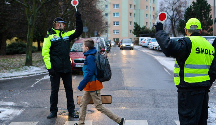 Senioři dohlížejí v Liberci na bezpečné přecházení rušných silnic na sedmi místech u základních škol.