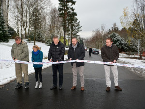 Na Aloisině výšině je po dvou letech dokončena oprava  ulice