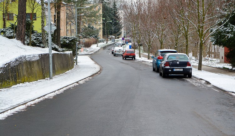 Na Aloisině výšině je po dvou letech dokončena oprava  ulice