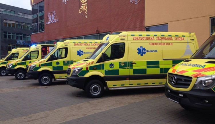 Záchranka vymění všechny sanitky. Dosluhující Volkswageny nahradí dvacet nových Mercedesů