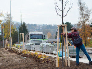 Po čtvrt roce skončí dopravní omezení v Rochlici. Nový kruhový objezd se řidičům otevře v pondělí