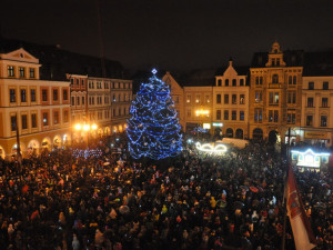 FOTO a VIDEO: Na "Benešáku" se rozsvítil vánoční strom, letos napoprvé