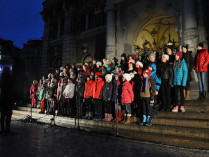 Na "Benešáku" se rozsvítil vánoční strom, letos napoprvé