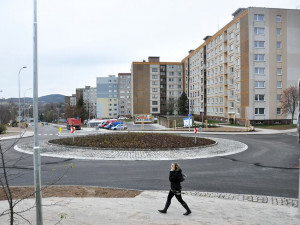 V Rochlici se v pondělí otevřel nový kruhový objezd
