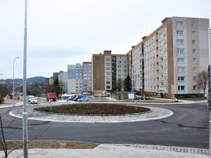 V Rochlici se v pondělí otevřel nový kruhový objezd