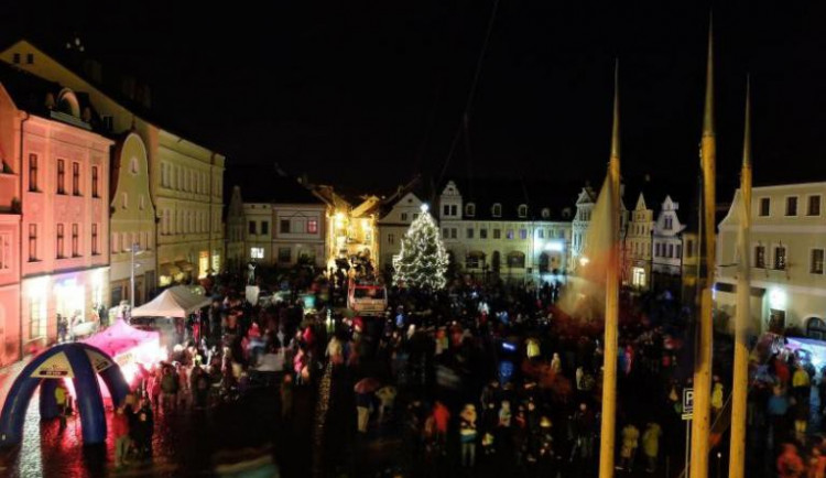 Vánoční strom svítí od neděle také na frýdlantském náměstí