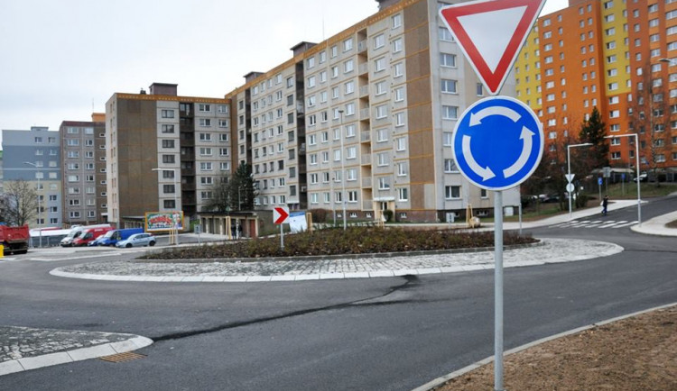 V Rochlici se v pondělí otevřel nový kruhový objezd