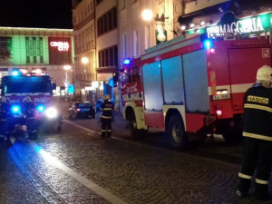 Obyvatele domu v Pražské ulici vyděsil v úterý večer zápach unikajícího plynu